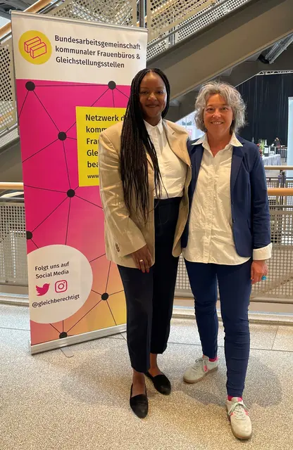 Klare Haltung, starke Worte und großer Applaus: Gleichstellungsministerin Aminata Touré bei der Landeskonferenz in Lübeck zusammen mit Andrea
Schrag, Gleichstellungsbeauftragte des Landkreises Harburg | Foto: LK Harburg