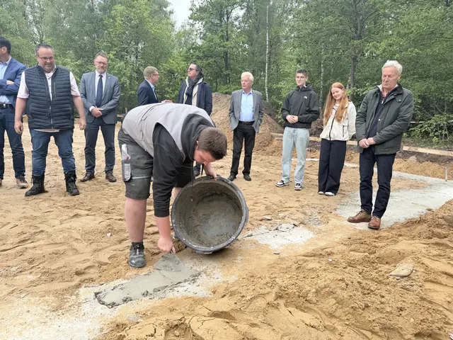 Zum Schluß wurde vom Profi fachgerecht verspachtelt | Foto: Silke König 