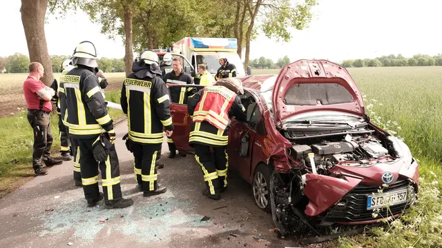 Die Einsatzkräfte an der Unfallstelle | Foto: Rolf Hillyer-Funke/Feuerwehren SG Oldendorf-Himmelpforten