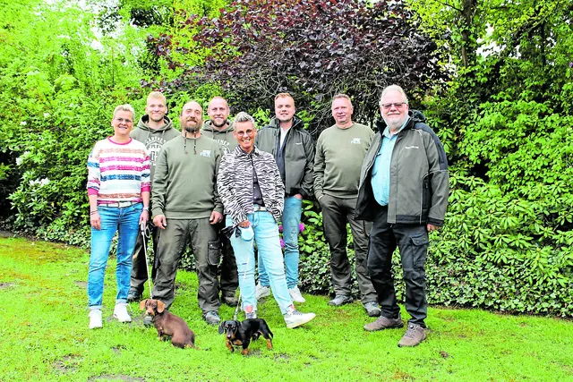 Gut gelauntes R&amp;S-Team, u.a. mit (v. re.): Richard Rischkau, Krzysztof Wieczorek, Philip Heller, Martina Spreckels, Marco Bauer, Daniel Engelhardt, Jay Wolter und Alexandra Andersen mit den beiden Firmenhunden Erwin (li.) und Otto | Foto: sb