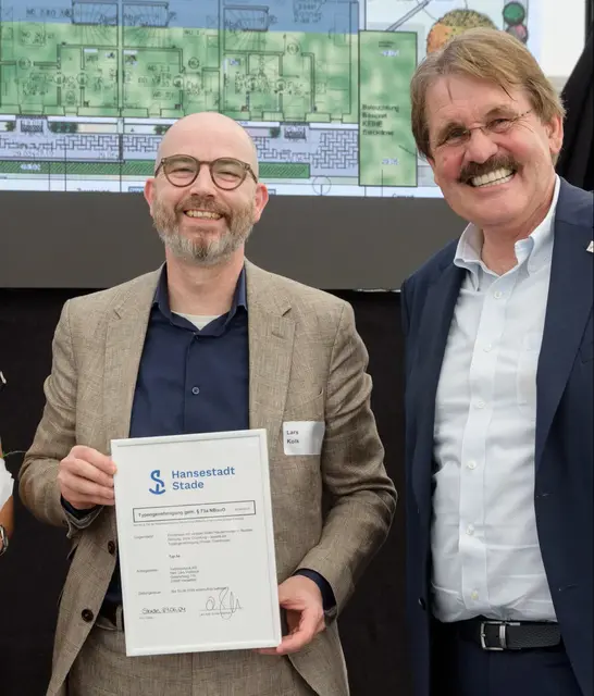 Stades Erster Stadtrat Lars Kolk (li.) hat Seniorchef Andreas Viebrock bereits vor zwei Jahren die Typengenehmigung für die Power Towhnhouses übergeben | Foto: Viebrock