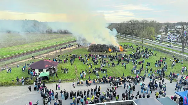 Nachbarschaftspflege: Das Osterfeuer in Riensförde ist ein beliebter Treffpunkt für viele Staderinnen und Stader | Foto: FFW