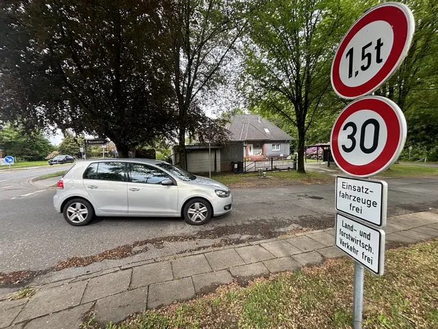 Die Autos rollen durch die Nebenstraße | Foto: sts
