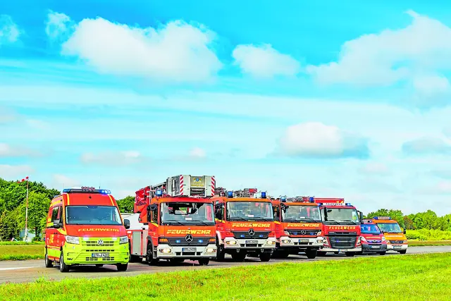 Der Zug II der Stader Feuerwehr verfügt über folgende Fahrzeuge (v. li.): Einsatzleitwagen, Drehleiterfahrzeug, #+Tanklöschfahrzeug, Löschgruppenfahrzeug, Wechsellader und Mannschaftstransportfahrzeug | Foto: FFW