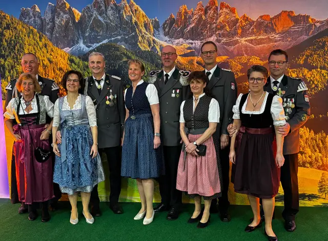 "Das Königshaus": 
Angela Hahlbohm (vorne v. l.), Manuela Versemann, Patricia Meyer, Annegret Enk, Bettina Radloff, Jörg Hahlbohm (hinten v. li.) Bernd Versemann, König Torsten Lange, Klaus von Bestenbostel und Rainer Radloff | Foto: Schützenverein Jesteburg 