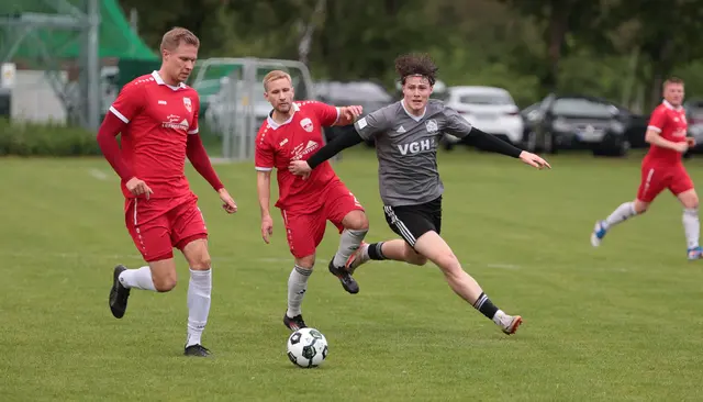 SG-Abwehrspieler Torben Riemer (li.) läuft Lüneburgs Mika Schönke den Ball ab. Mitspieler Freddy Pein braucht nicht mehr einzugreifen (Mitte). | Foto: ks