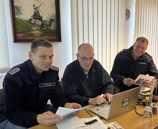 Gemeinsamer Blick in die Chronik (v.l.): stellvertretender Ortsbrandmeister Marco Martens (33), Dr. Dirk Köpcke; Vorsitzender des Fördervereins und Ortsbrandmeister Jochen Minners (50) | Foto: sts