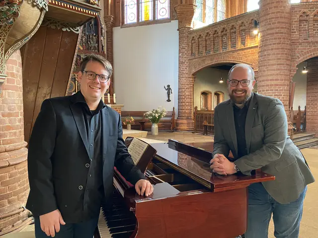 Kai Schöneweiß (li.) begleitet Bassbariton Tom Kessler am Klavier | Foto: Töster Kultur e.V.