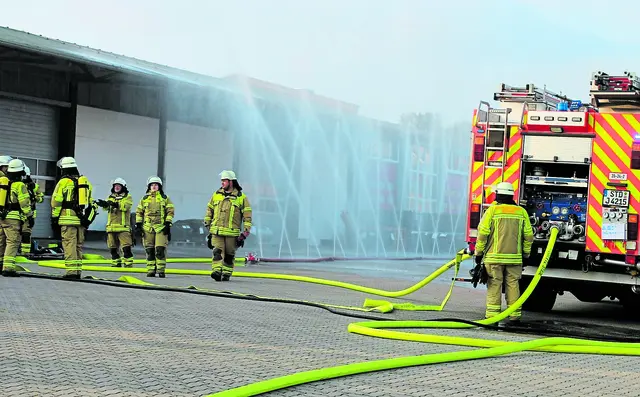 Szenen der großen Übung aus den Vorjahren: Die Feuerwehr #+legt eine Wasserwand, um den Brand "abzuriegeln" | Foto: FFW