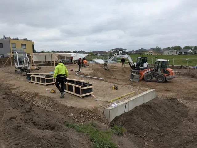 Die Bauarbeiten des Skateparks, hier der Anschluss an die 
spätere Rollstuhlrampe zur oberen Ebene sowie der Bau von 
Sitzbänken | Foto: Gemeinde Tostedt
