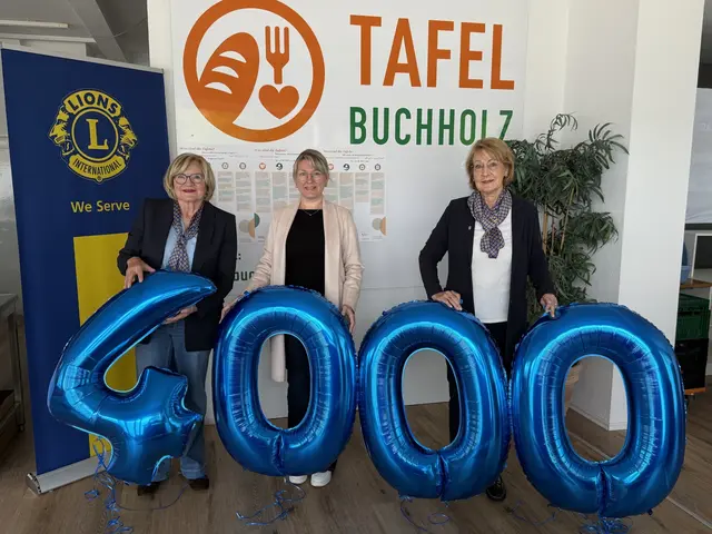 Gabriela Behrens-Bröker (v. li., Präsidentin), Julia Bökler (Tafel Buchholz), Gabriele Claaßen (Lions) | Foto: LC Buchholzer Löwen