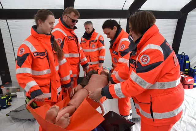 Die Ehrenamtlichen trainierten auch das Umbetten eines Patienten auf eine Trage | Foto: Johanniter