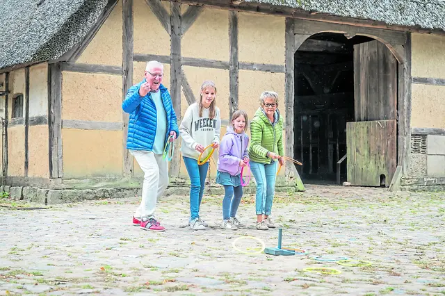 Die Familien können beim Kreisseniorentag des Landkreises Harburg ein vielfältiges Programm nutzen | Foto: FLMK