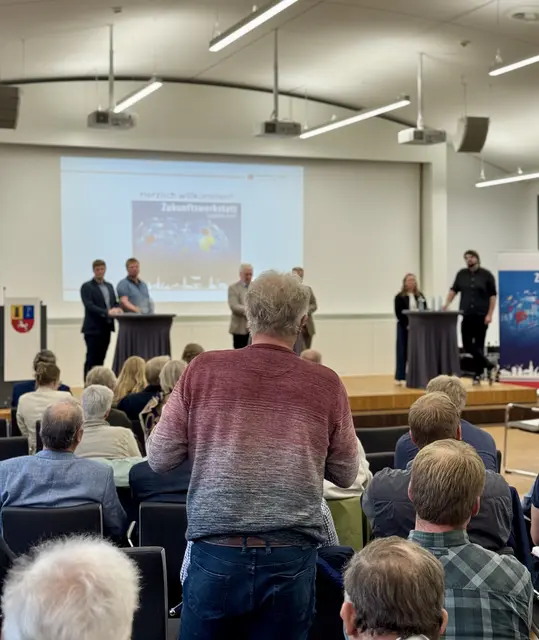 Die Beteiligung der Bürgerinnen und Bürger ist der Kreisverwaltung wichtig: Verschiedene Fragen konnten bei der Zukunftswerkstatt Raumordnung beantwortet
werden | Foto: Landkreis Stade / Florian Obst
