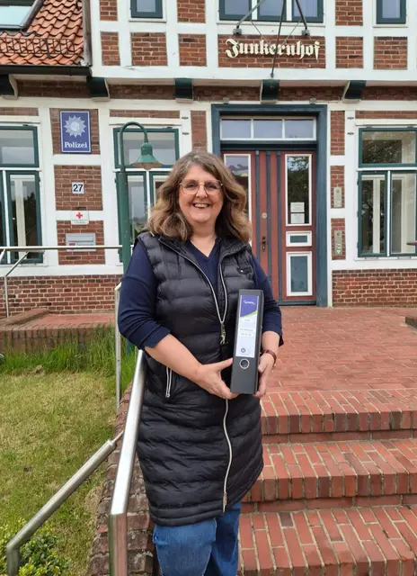 Tanja von der Bey vor der Abgabe ihres Wahlvorschlags bei der Wahlleitung der Samtgemeinde Apensen | Foto: von der Bey