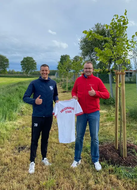 Bastian Vollmers (li.) und Michael Breuer nach der Baumpflanzaktion | Foto: MTV Hammah