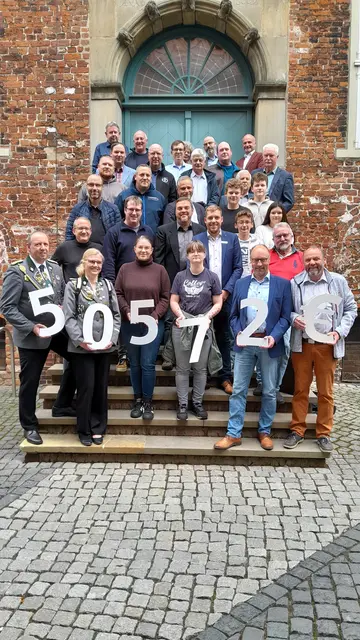 Vertreterinnen und Vertreter von Politik, Verwaltung, Kreissparkasse sowie der geförderten Institutionen nach der Spendenübergabe im Rathaus | Foto: Hansestadt Stade