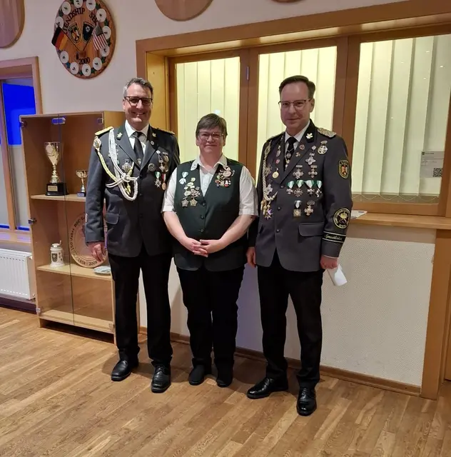 (v.li) Sebastian Pietsch, stellv. Schießwart, LG-Vogelkönigin, Claudia Dammann, Volker 
 | Foto: SV Elstorf