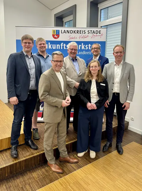 Auf dem Podium der Zukunftswerkstatt Raumordnung standen Landvolk-Kreisgeschäftsführer Christoph Wilkens (v. li.), Landwirt Marten Balthasar, Landrat Kai Seefried, Frank Havemann, Vorsitzender des Ausschusses für Klimaschutz, Umweltschutz und Regionalplanung,  reisbaurätin Madeleine Pönitz, Amtsleiter Simon Grotthoff sowie Dr. Stefano Panebianco vom Amt für regionale Landesentwicklung Lüneburg. | Foto: Landkreis Stade / Florian Obst