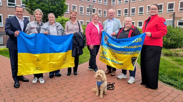 Landrat Kai Seefried (v.li.) mit Vertreterinnen und Vertretern der Partnerorganisationen für die Kinderfreizeit: Anke Wehber und Gabriele Behrens (Johanniter-Besuchshundegruppe), Catharina Dufft (Kirchenkreis Stade), Adelheid Balthasar (Landfrauen), Marc Wischnowsky (Superintendent Kirchenkreis Stade), Nicole Drewes (Dussmann-Service) und Christina Brandt (DLRG Bezirk Stade) sowie Besuchshündin Hermine | Foto: jd
