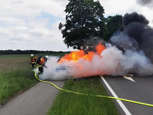 Einsatzkräfte der Maschener Feuerwehr löschen den zweiten Fahrzeugbrand innerhalb weniger Stunden | Foto: Hirschmeier/Köhlbrandt