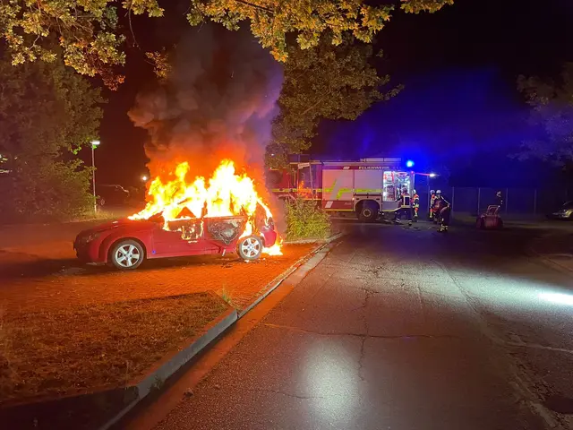 Die Freiwillige Feuerwehr Maschen löschte in der Nacht zu Freitag einen in Vollbrand stehenden PKW auf dem Schulparkplatz an der Straße Schulkamp in Maschen | Foto: Thomas Müller, FF Maschen