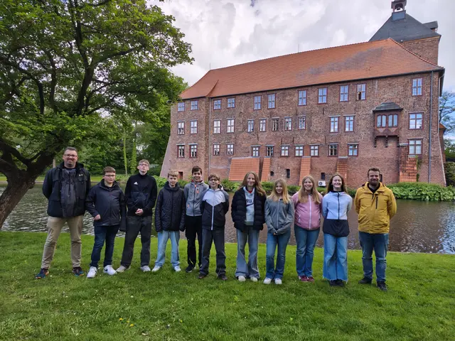 Unterwegs in Winsen: die Realschüler des Wahlpflichtkurses "Wikinger" mit Lehrer Philip Dellemann (li.) und Museumspädagoge Tammo Hinrichs | Foto: Neises