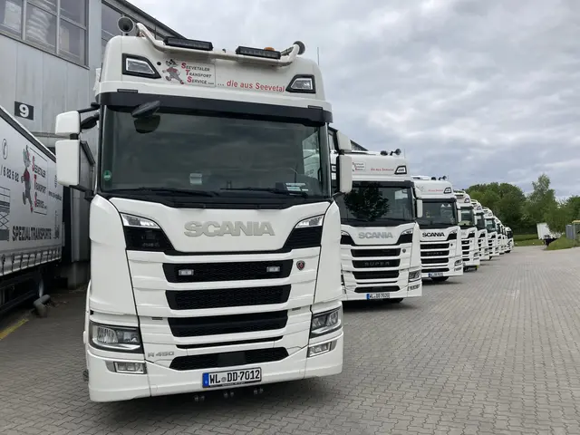 Zum Fuhrpark zählen 15 Lastwagen sowie mehrere Begleitfahrzeuge. Für besondere Transporte stehen zudem Spezialsattelzüge zur Verfügung | Foto: STS