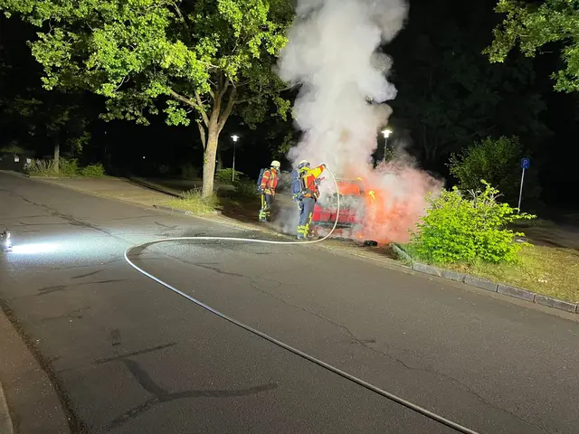 Einsatzkräfte löschen den im Vollbrand stehenden PKW | Foto: Thomas Müller, FF Maschen