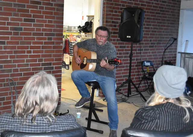 Frank Wolfraum trug Oldies, Country-Songs und Rockklassiker vor | Foto: Axel-Holger Haase