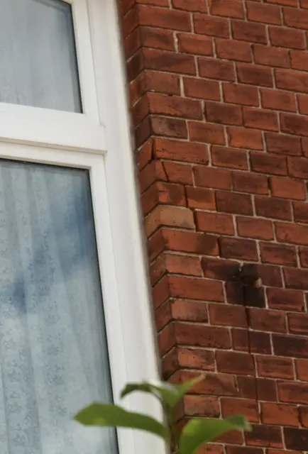 An einem der Fenster ist eine Fuge komplett eingerissen und das fast auf der gesammte Länge des Fensters. | Foto: Rüdiger Störtebecker