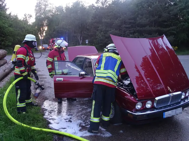 Der Oldtimer wurde sehr sorgfältig auf Brandnester kontrolliert | Foto: Pressestelle Feuerwehr Samtgemeinde Hanstedt