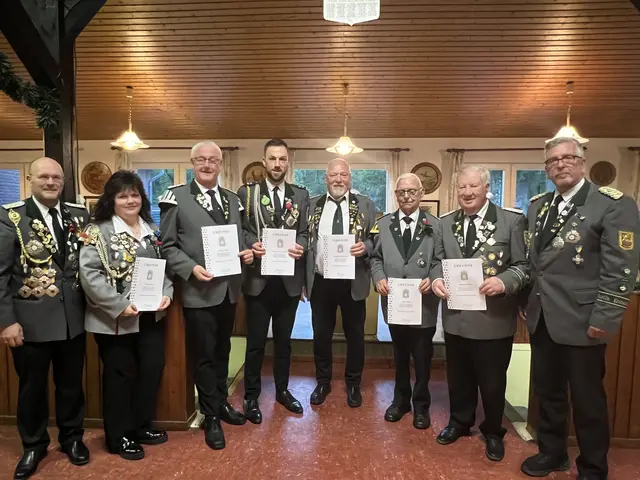 Die diesjährigen Jubilare des SV Buchholz 01 (v. li.):
Dr. Dirk Niedereichholz (Präsident), Carina Kalinna und Peter Greese (40 Jahre), Frank Sekula (25 Jahre), Klaus-Dieter Benecke (40 Jahre), Jürgen Stöver und Günter Meyer (70 Jahre) sowie Stefan Peter (Vizepräsident) | Foto: Verein