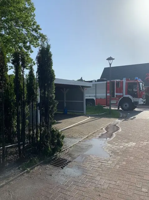Die Hecke ist durch das Feuer arg zerstört worden | Foto: Pressestelle Feuerwehr Samtgemeinde Hanstedt
