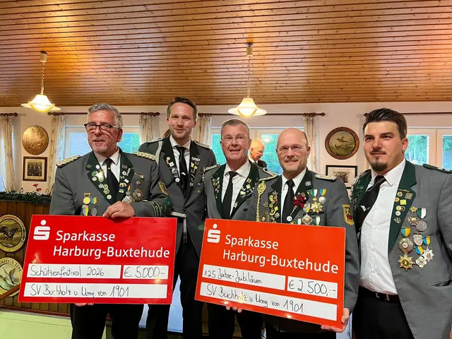 Stephan Strauch (Mitte) von der Sparkasse Harburg-Buxtehude übergab die beiden Spendenschecks | Foto: Verein