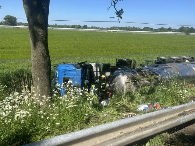 Der Lkw soll Gefahrgut geladen haben | Foto: Feuerwehr Nordkehdingen/Egon Viehmann