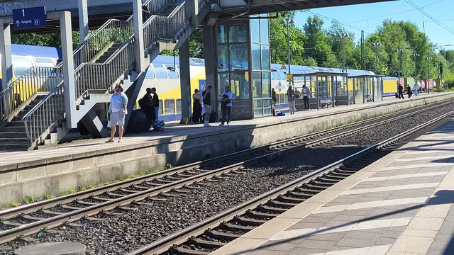 Der Bahnhof in Tostedt füllt sich, niemand weiß,  wie es weitergeht  | Foto: sh
