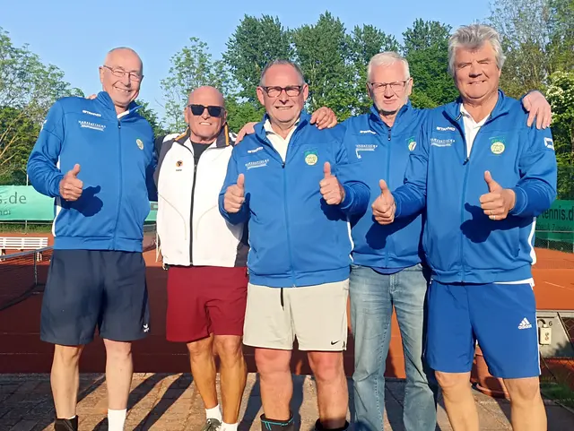 Glückliche Gesichter nach dem Remis in Ronnenberg: vl Joachim Kellermann, Didi Naumann, Werner von Borstel, beide konnten in Ronnenberg doppelt punkten, Gunter Tomforde und Rainer Schnackenberg. Foto Ronnenberg