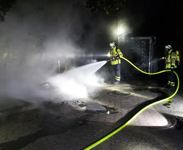 Das Foto zeigt die Feuerwehr bei der Brandbekämpfung der brennenden Müllcontainer | Foto: Feuerwehr Winsen