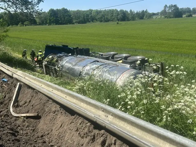 Der Lkw überschlug sich und landete neben der Leitplanke | Foto: Feuerwehr Nordkehdingen/Egon Viehmann