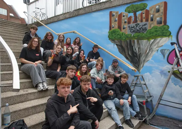 Warten auf die Eröffnung: die am Projekt beteiligten Schüler und Schülerinnen der Winsener Schulen  | Foto: ks