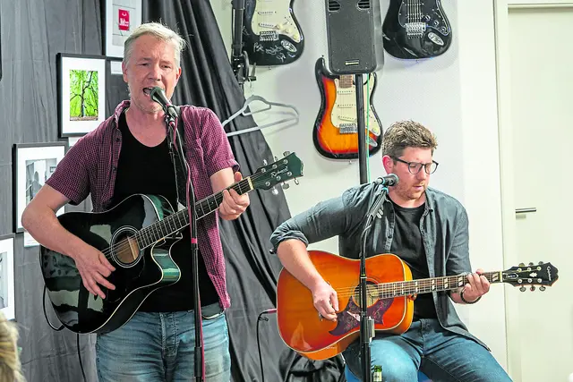 Die Band Sankt Fred spielt im Pop-Art Café in Buchholz - allerdings nur zu zweit | Foto: Foto Kettwig