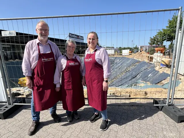 Die Inhaber freuen sich auf die vierte Erweiterung ihres Marktes seit 1996 (v.li.): Friedrich-Wilhelm Draeger, Dorle Thalmann-Draeger und Hilke Hartig | Foto: sra