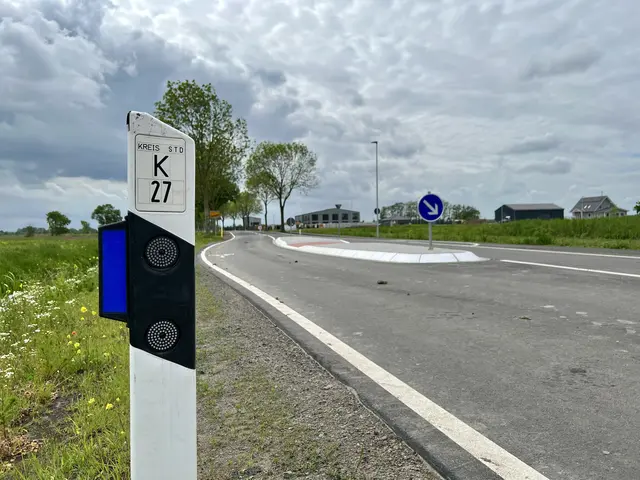 Die Kreisstrafle 27 in Drochtersen wurde auf einer Länge von rund 2,1 Kilometern für etwa 
fünf Millionen Euro saniert. Dabei entstand auch ein Fahrbahnteiler am Ortseingang  | Foto: Landkreis Stade / Nina Dede