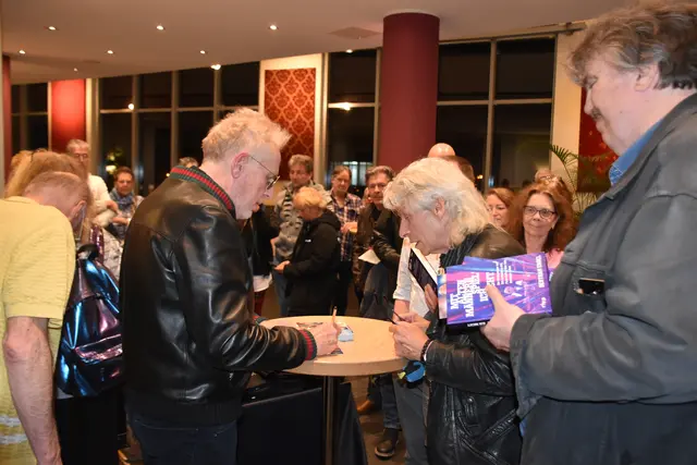 Nach der Konzertlesung signierte Bertram Engel im Empore-Foyer seine Autobiografie - auch für WOCHENBLATT-Redakteur Christoph Ehlermann (re.)