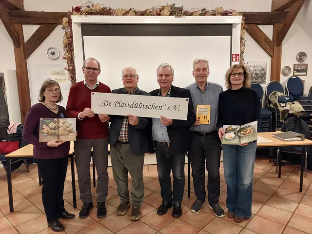 Die Vorstandsmitglieder präsentieren die neuen Veröffentlichungen des Vereins "De Plattdüütschen" | Foto: Eveline Bansemer