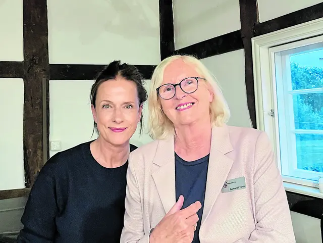 Freude über die erfolgreiche Veranstaltung: Schauspielerin Claudia Michelsen (li.) und Barbara Frahm, Vorsitzende des
Vereins "Salzhausen e.V." | Foto: Verein "Salzhausen e.V."
