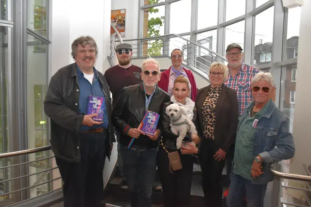 Mit "Meet and Greet"-Gewinnern vor der Show in der Empore: Bertram Engel (2. v. li.) mit Ehefrau Petra Passmann-Engel und Hund "Anton" sowie (v. li.) WOCHENBLATT-Redakteur Christoph Ehlermann, Andre Ahlf, Gudrun Pfeifer, Nadja Neubauer, Bernd Wenske und Kalli Zeiss | Foto: ah
