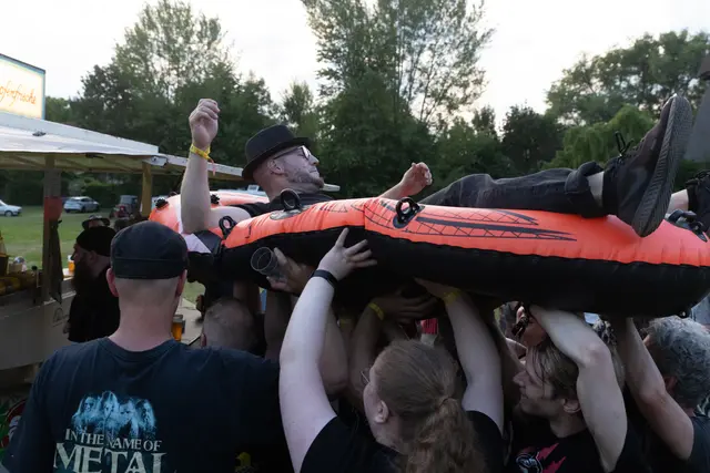 Bassi, der E-Geiger der Formation "Lumbematz", auf "Bootstour" über die Fans zum Getränkestand | Foto: Karsten Schaar