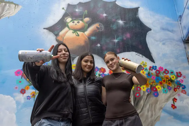 Smilla, Zilan und Yelyzaveta - Spitzname "Liza" - von der Gruppe "ZLS" tauften ihren Graffiti-Bären spontan "Andy" | Foto: ks